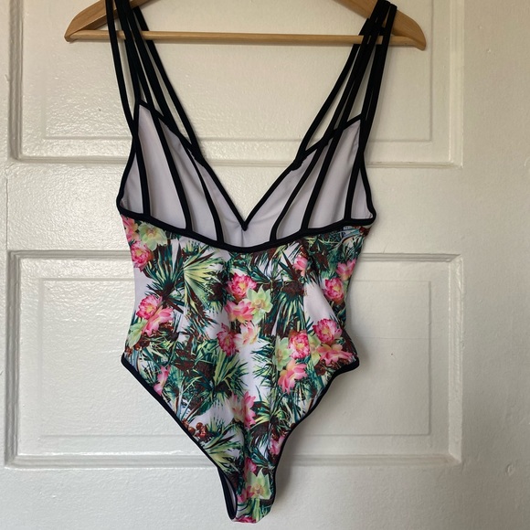 One piece swimsuit. Floral print, cool shoulder detail. ASOS Swim. Size 0. - Picture 3 of 4